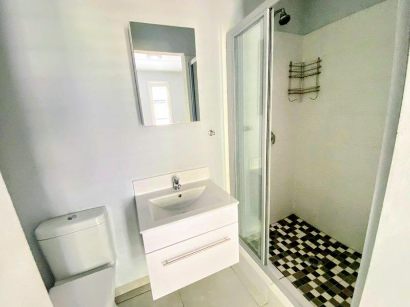Modern, appealing & pet-friendly ground floor townhouse - Photo 6