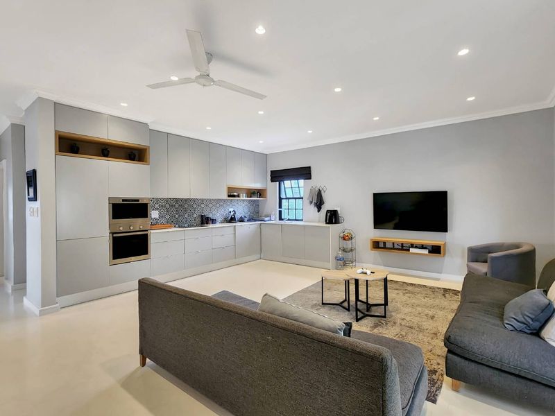 Modern 2 Bedroom Apartment - Photo 5