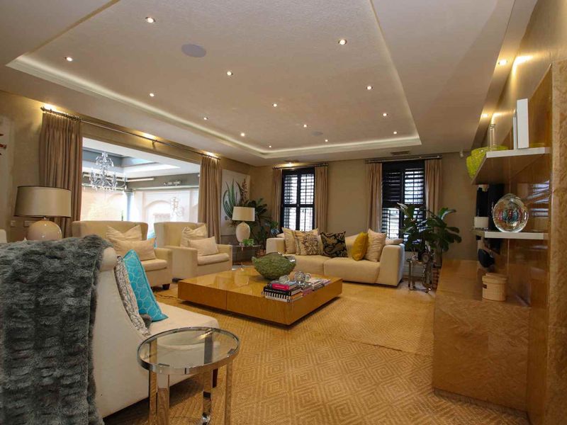 State of the art  mansion in magnificent Milkwood Drive. - Photo 5