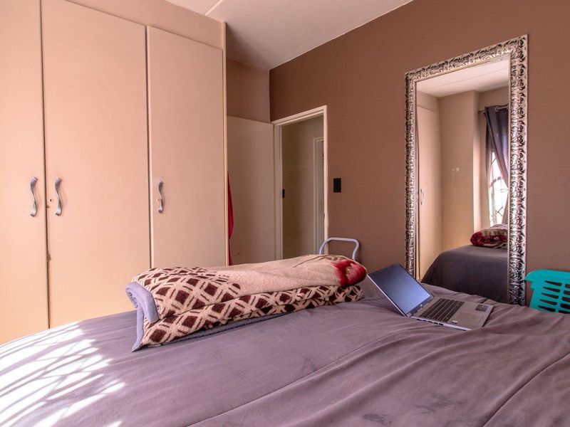 **Charming 2-Bedroom Ground Floor Apartment for Sale in Mondeor** - Photo 9