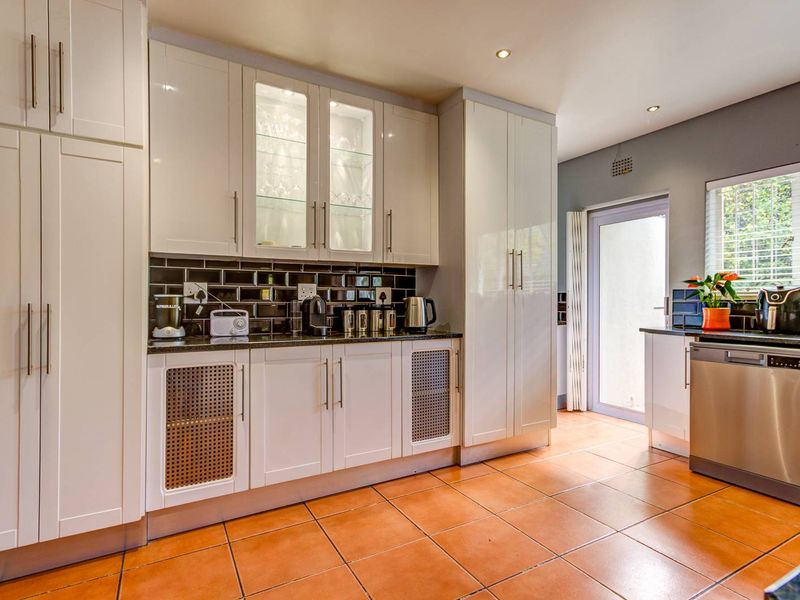 Hidden gem in a perfect location - Photo 7