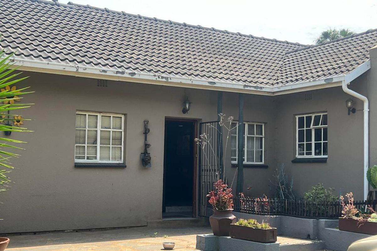 Family home in the heart of Brackendowns. - Photo 5