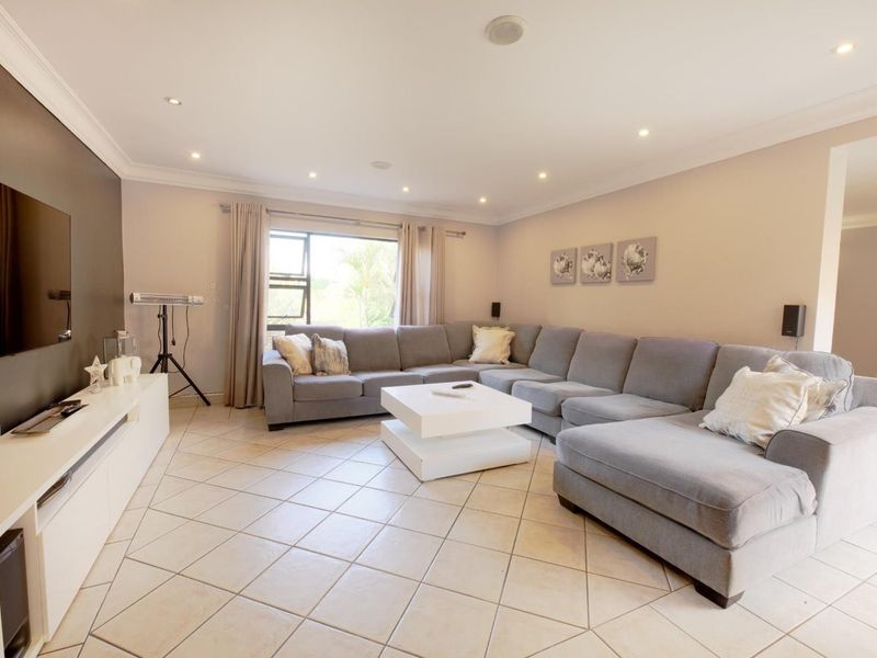 4 Bedroom For Sale in Woodhill Golf Estate - Photo 6