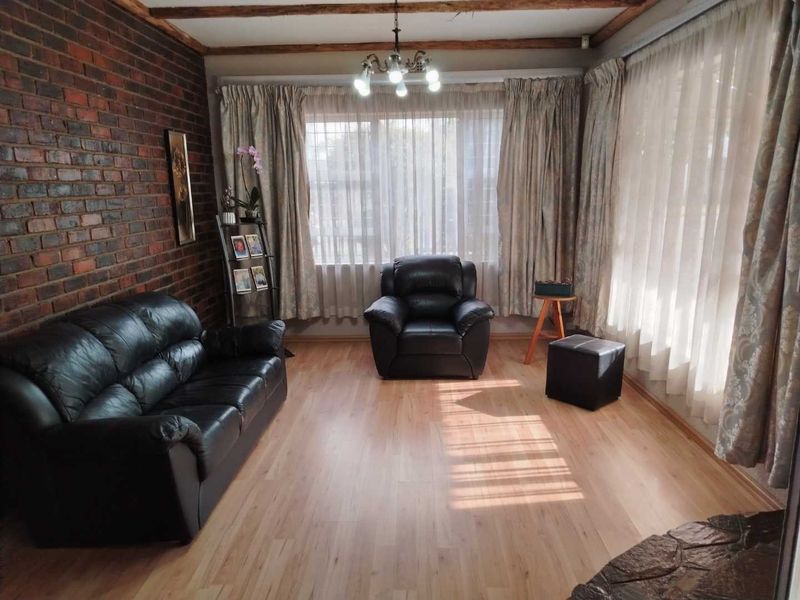 Spacious Family Home with Pool & Double Garage - Photo 3