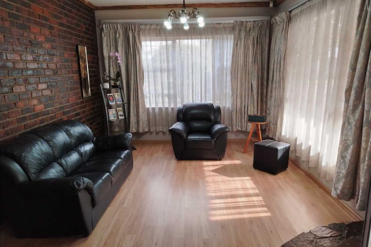 Spacious Family Home with Pool & Double Garage - Photo 3