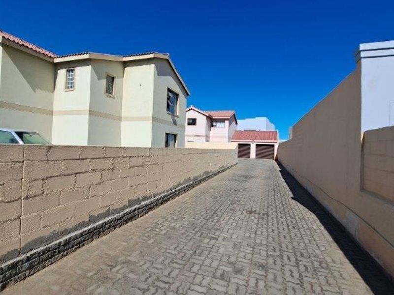 Duplex house with a Flat - Photo 2