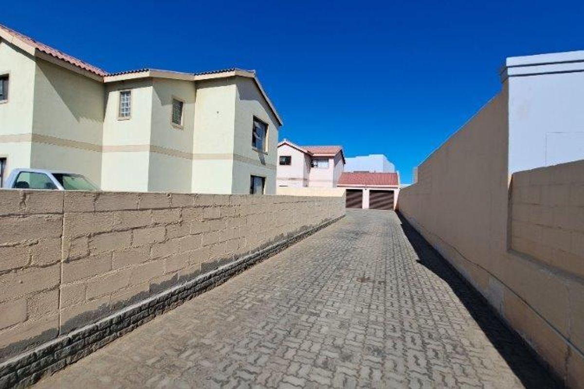 Duplex house with a Flat - Photo 2