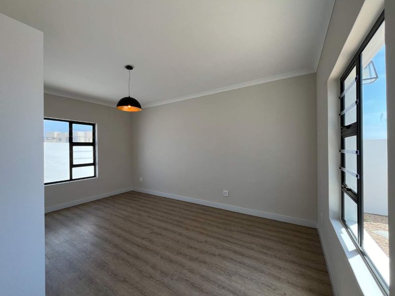 3-Bed Gem: Double Garage & Modern Open Plan Design! - Photo 8