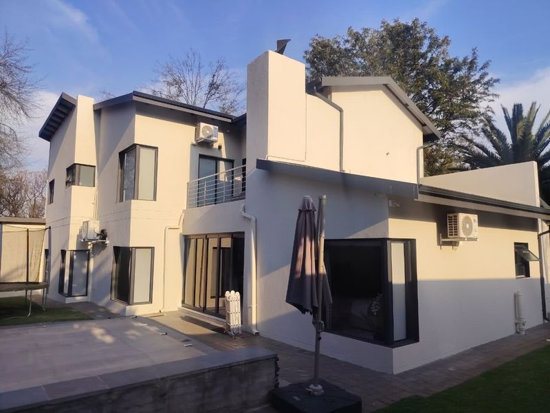 4 Bedroom House for Sale in Bryanston East