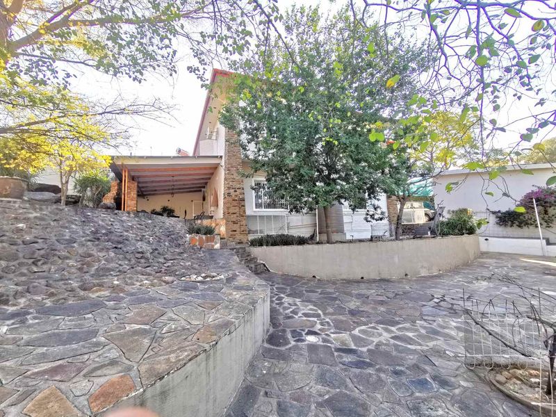 Two-storey house for sale in Klein Windhoek with stunning views - Photo 10