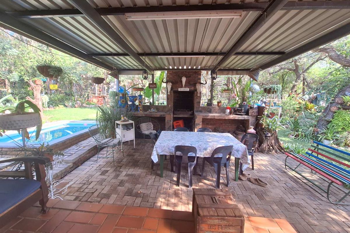 Charming 2-bedroom Retreat with Lovely Entertainment Area - Photo 2