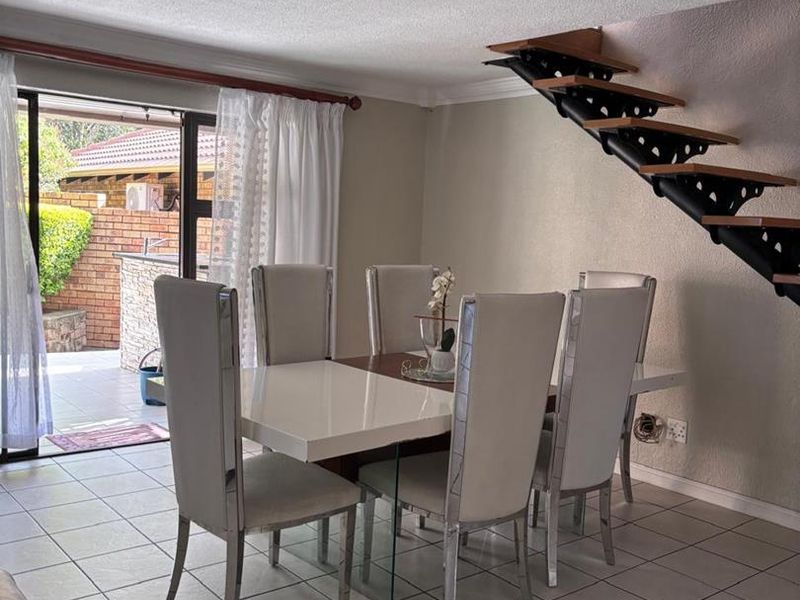 Stylish 3-Bedroom Townhouse with Pool & Entertainment Patio - Photo 10