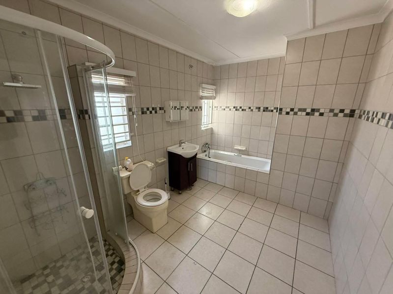 LARGE FAMILY HOME IN A DESIRABLE STREET OF OLYMPIA - Photo 7