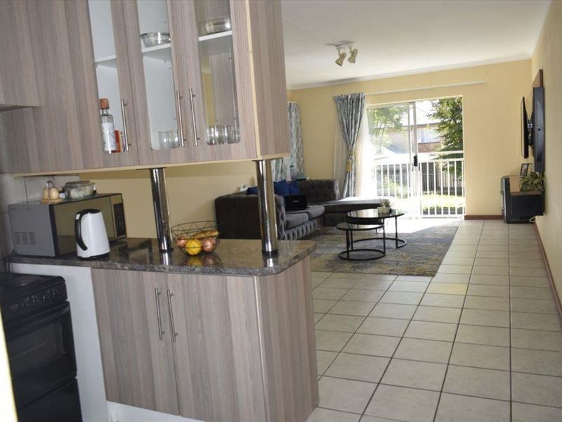 2 Bed, 1st floor corner unit, 24-hour security & modern unit! - Photo 6