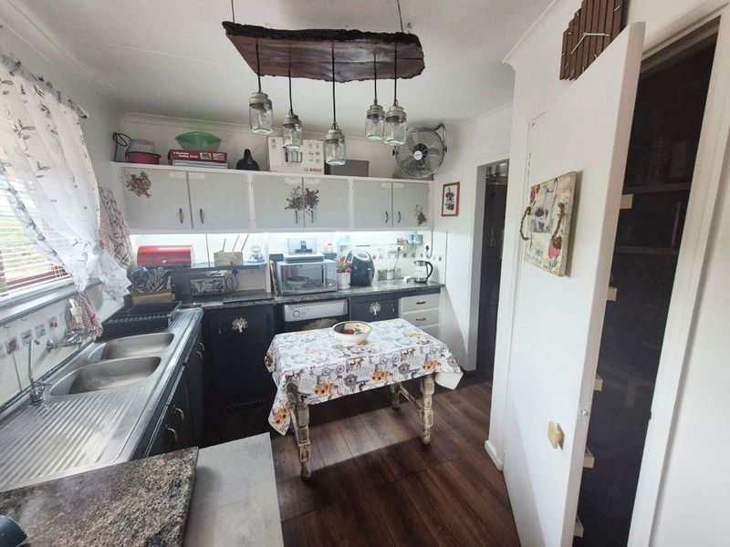 Charming Artistic Retreat with Exceptional Outdoor Entertainment Spaces - Photo 10