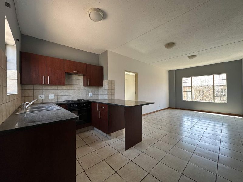 1 Bedroom Townhouse with a Spacious living area - Photo 3