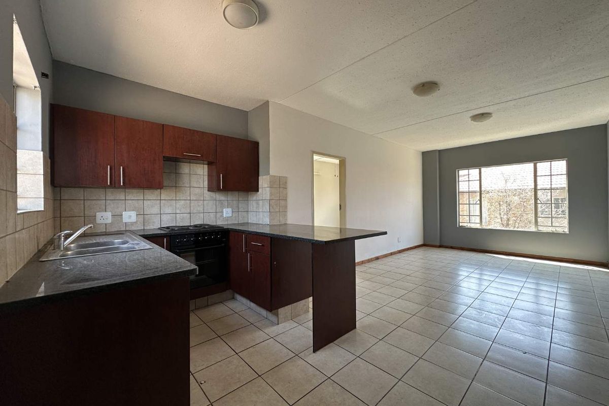 1 Bedroom Townhouse with a Spacious living area - Photo 3