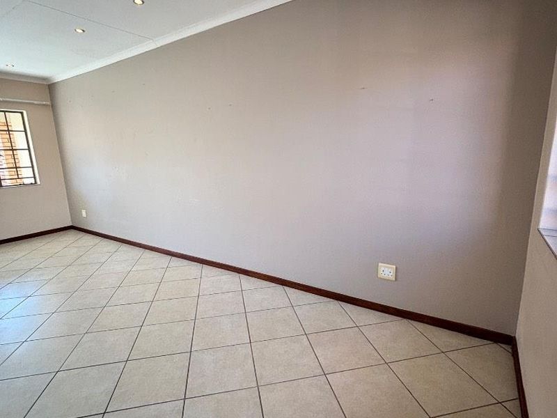 2 BEDROOM TOWNHOUSE IN MOOIKLOOF RIDGE ESTATE FOR SALE - Photo 4