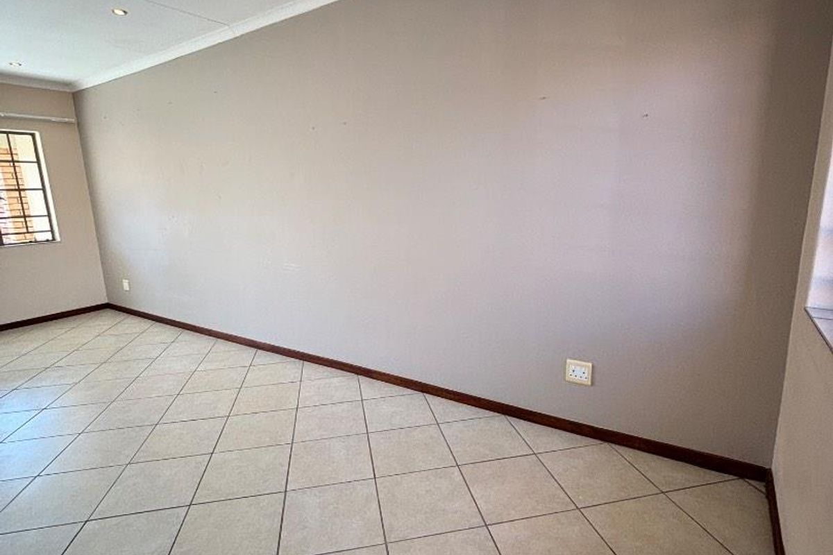 2 BEDROOM TOWNHOUSE IN MOOIKLOOF RIDGE ESTATE FOR SALE - Photo 4