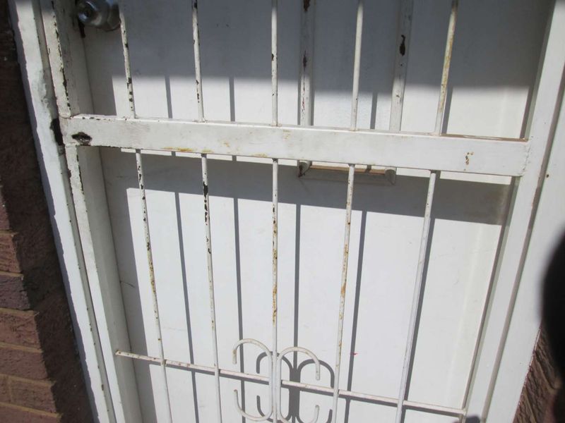 VERY BEAUTIFUL NEAT AND CLEAN BACHELOR FLAT FOR SALE IN ARCADIA PRETORIA - Photo 5