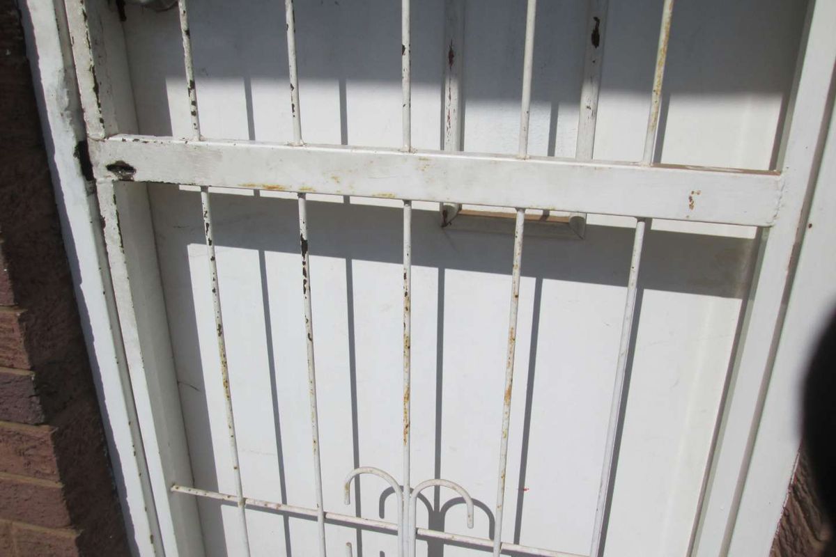 VERY BEAUTIFUL NEAT AND CLEAN BACHELOR FLAT FOR SALE IN ARCADIA PRETORIA - Photo 5