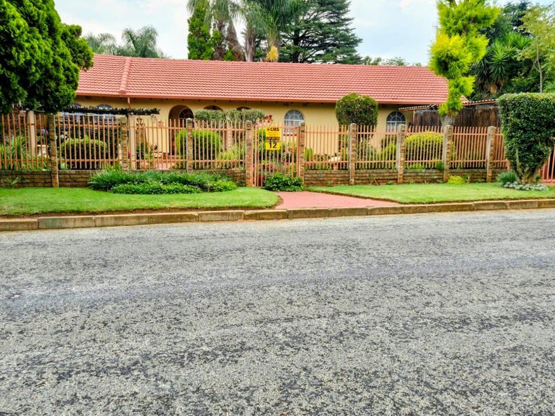 "Family Paradise: Pool, Solar & Spacious!" - Photo 4