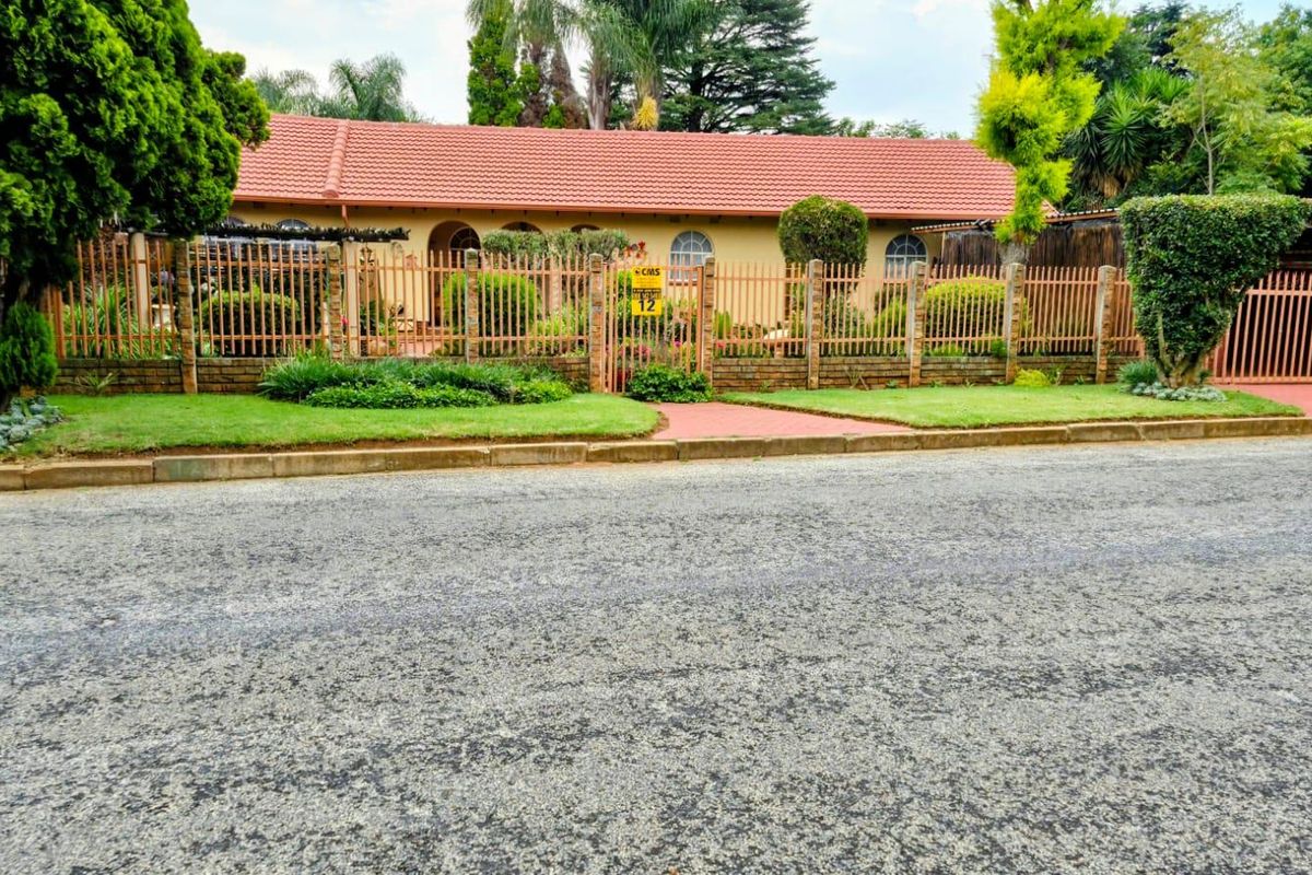 "Family Paradise: Pool, Solar & Spacious!" - Photo 4