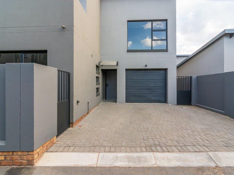 Secure estate living modern three bedroom home with quality finishes - Photo 6