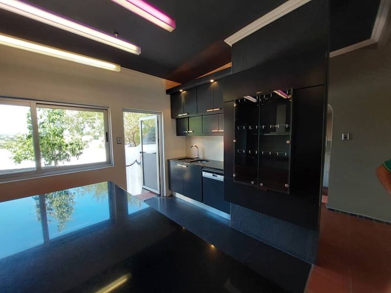 EROSPARK - SPACIOUS FAMILY HOME ON A LARGE ERF - Photo 8