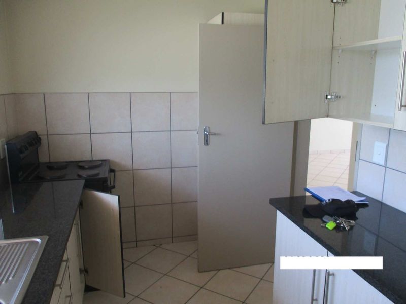 SPACIOUS 2.5 BEDROOM FLAT TO RENT IN PARKTOWN ESTATES - Photo 4