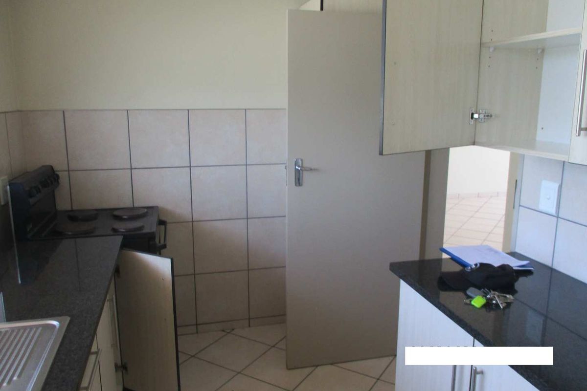 SPACIOUS 2.5 BEDROOM FLAT TO RENT IN PARKTOWN ESTATES - Photo 4