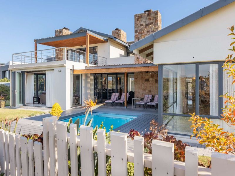 VERSATILE PROPERTY SET IN OCEAN VISTA OF OUBAAI GOLF ESTATE - Photo 2