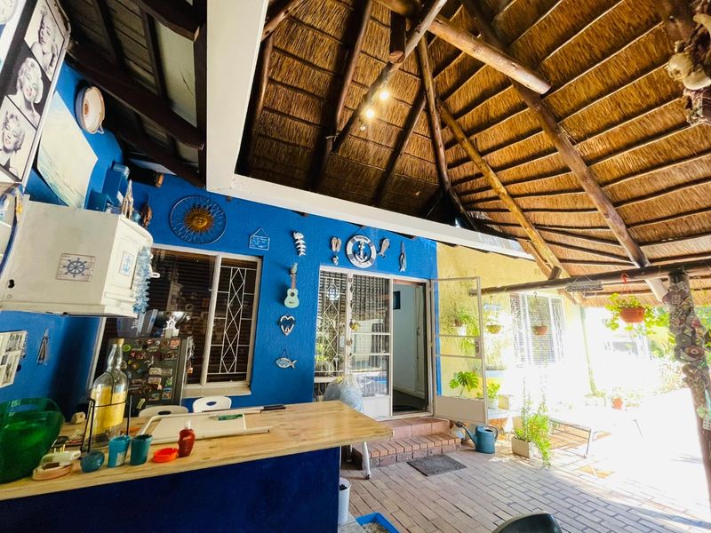 Family home with large garden - Photo 3