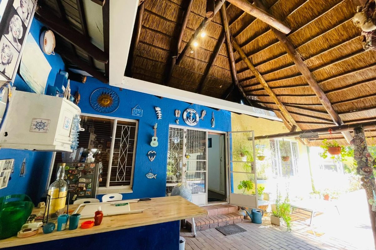 Family home with large garden - Photo 3