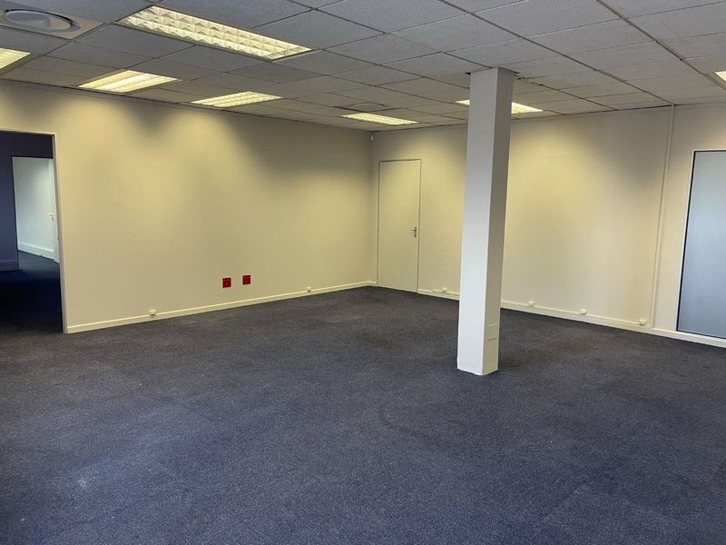 Strategic Office Location Near Howard Centre - Photo 3