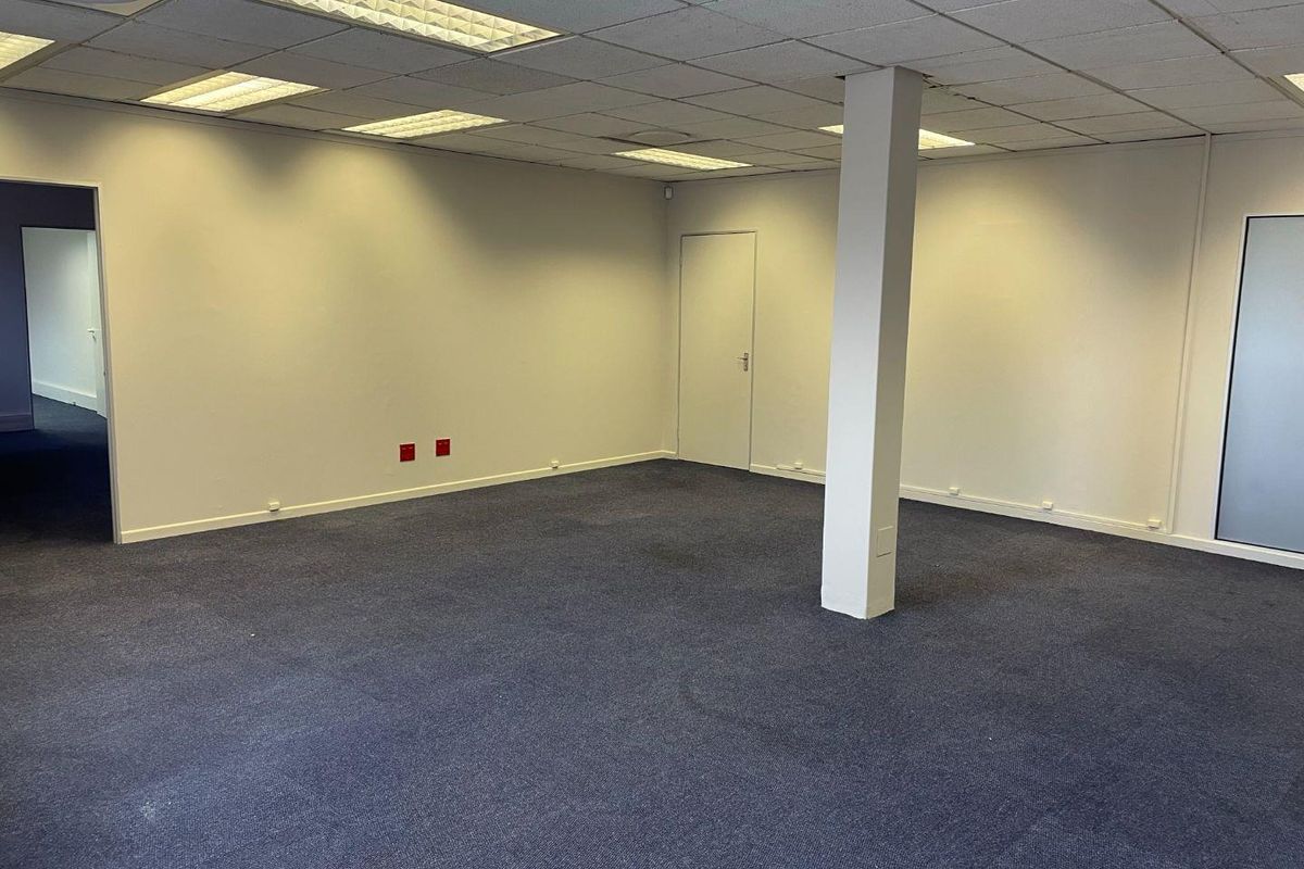 Strategic Office Location Near Howard Centre - Photo 3