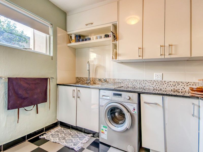 Unfurnished spacious garden unit in secure complex - Photo 10