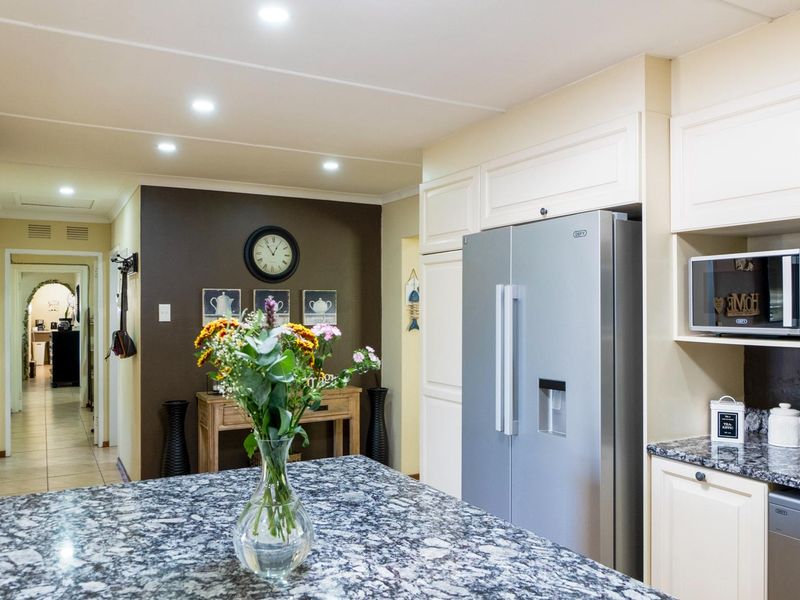 Prime location family home - Photo 10