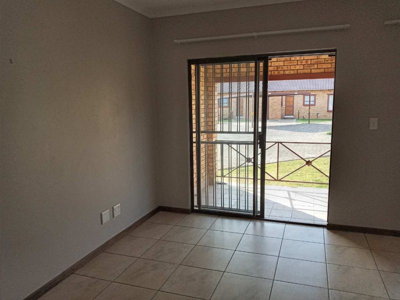 Two Bedroom Townhouse Riversdale Meyerton. - Photo 8