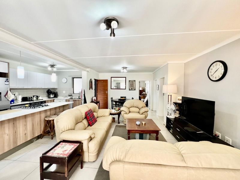 Spacious 3-Bed Garden Unit with Secure Estate Living - Photo 4