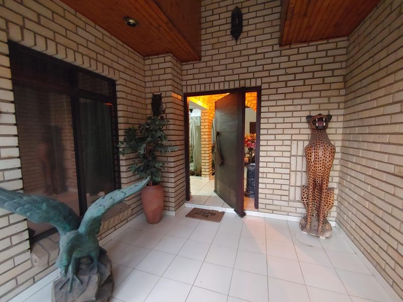 Modern Masterpiece with High Ceilings, Skylights & Massive Pool - Photo 3