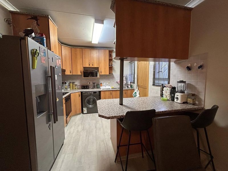 The perfect unit in the right place — this 3-bedroom unit offers comfortable living just minutes from The Grove - Photo 5