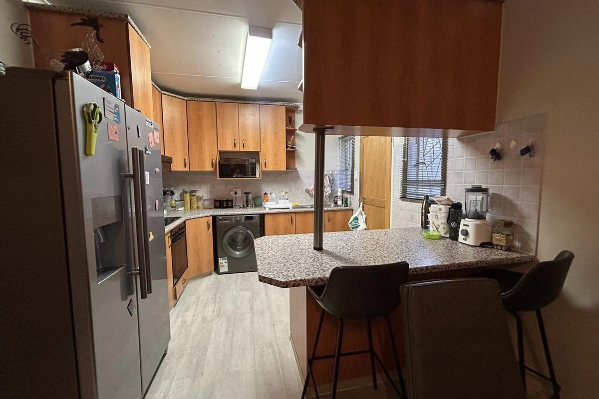 The perfect unit in the right place — this 3-bedroom unit offers comfortable living just minutes from The Grove - Photo 5