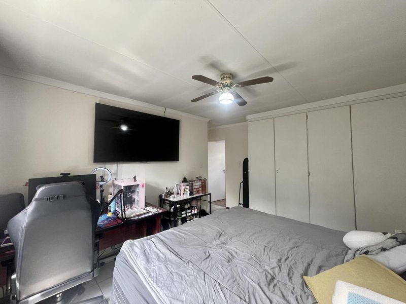 No Loadshedding | Bright 2-Bed Townhouse with Garden & Garage in Die Hoewes! - Photo 7