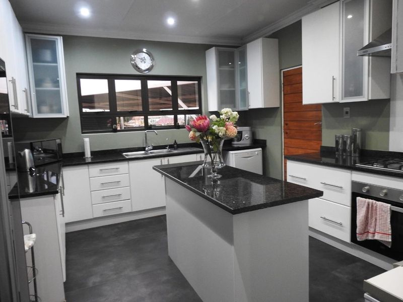 A True Gem in Ennerdale | Modern, Immaculate & Move-In Ready - Photo 4