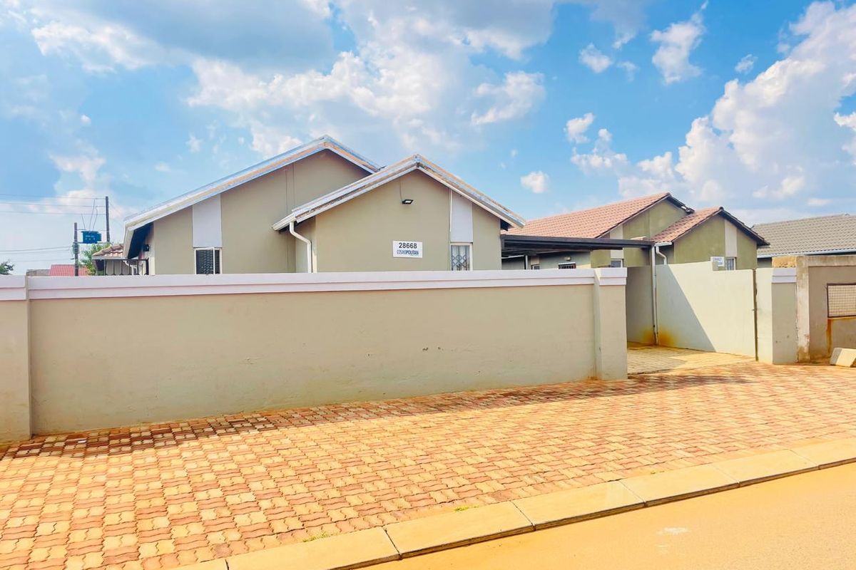 CHARMING NEAT 3 BEDROOM HOME WITH 3 OUTSIDE ROOMS!!! - Photo 3