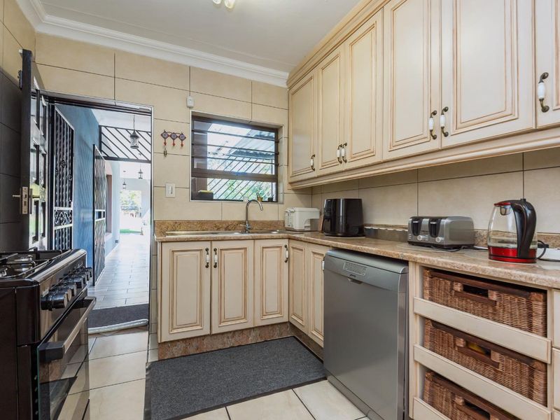 Large Immaculate Family Home with 2 Bedroom Flat - Photo 7