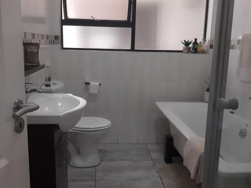 Modern 2-Bedroom Apartment in Prime Greenstone Location - Photo 9