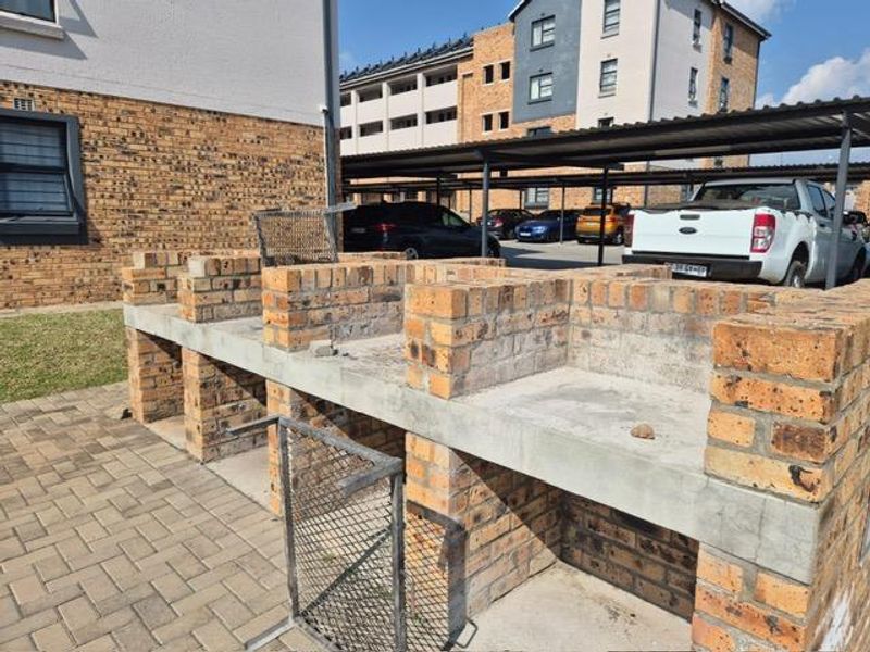 Cranes@Riverside - R 585 000, 2 Beds, 1 Bath - Photo 2