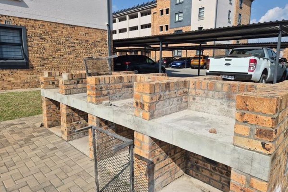 Cranes@Riverside - R 585 000, 2 Beds, 1 Bath - Photo 2